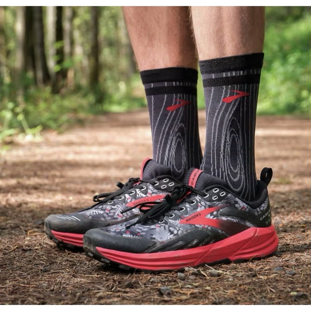 Brooks‎ Cascadia 16 Sneaker running jogging walking 7.5 sasquatch Black Gray Red